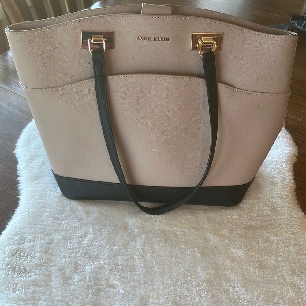 Nwot. Anne Klein shoulder bag